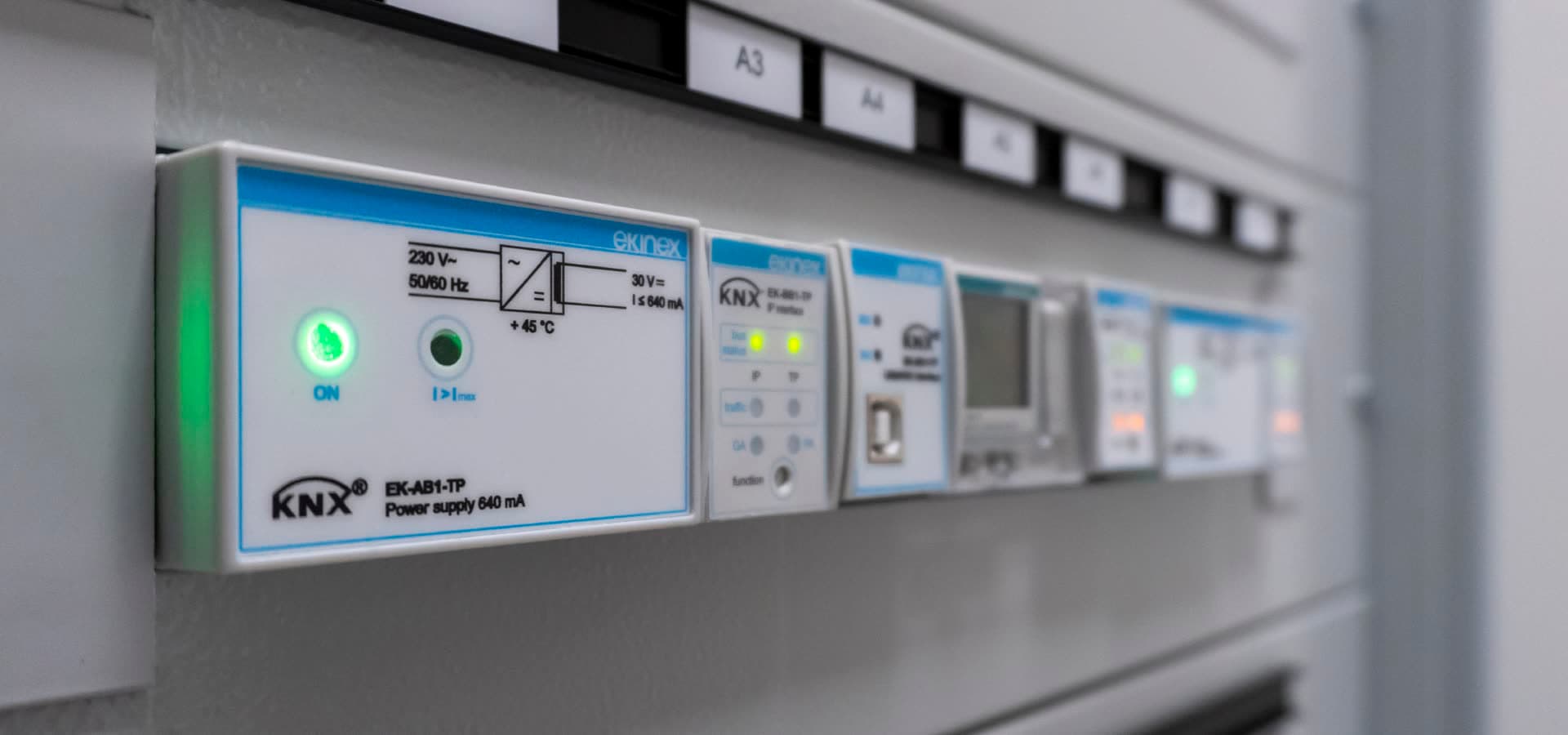 KNX komponendid DIN-siinil jaotuskilbis: mootor, mis liigutab iga siinis olevat seinaseadet.